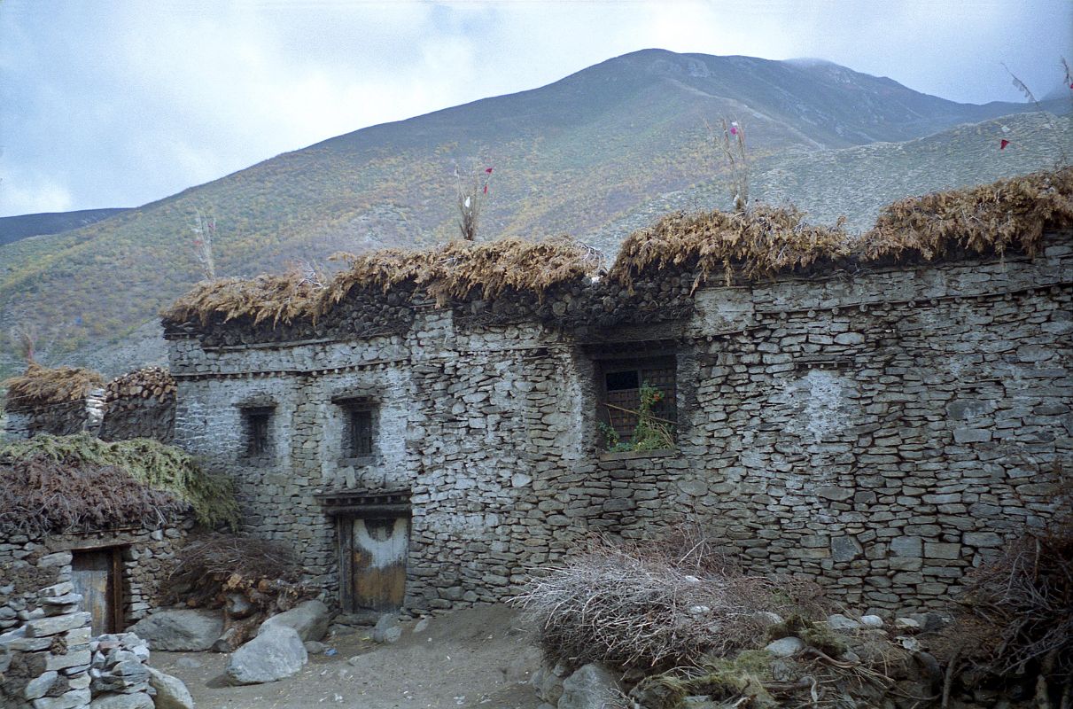 17 Yulok Village House Across River From Kharta